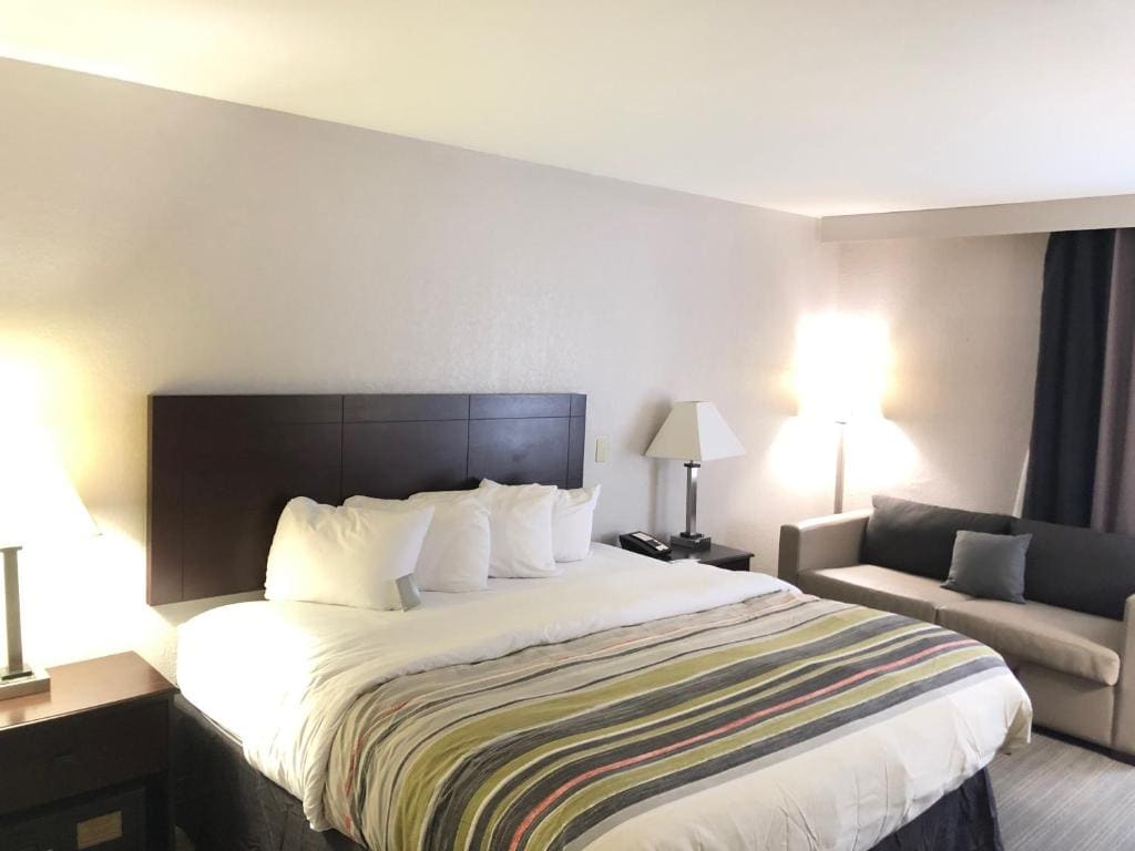 King Room - Disability Access/Non-Smoking room - Image 3