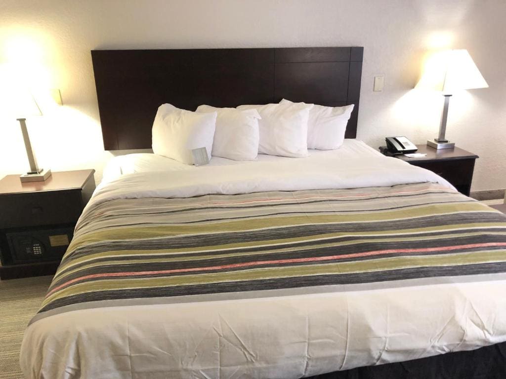 King Room with Roll-in Shower - Disability Access/Non-Smoking room - Image 3