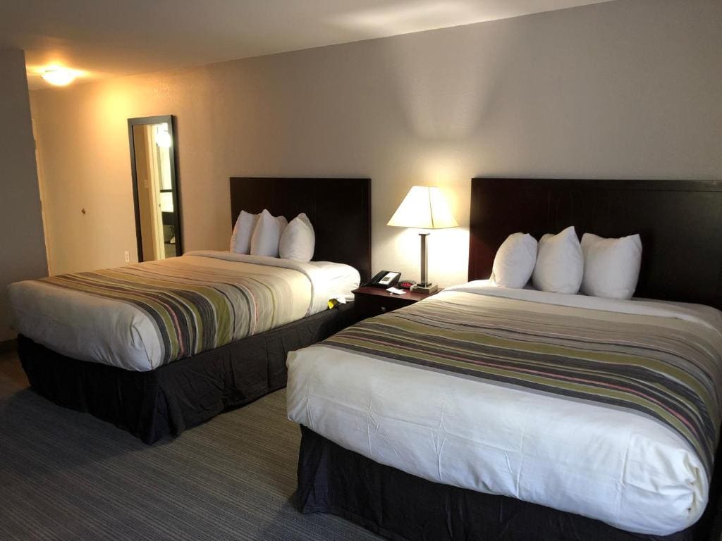 Queen Room with Two Queen Beds - Non-Smoking room - Image 2