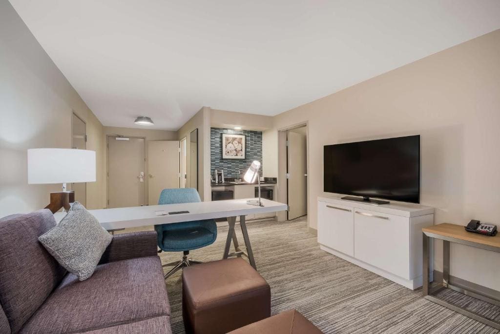 King Suite - Mobility and Hearing Access room - Image 3