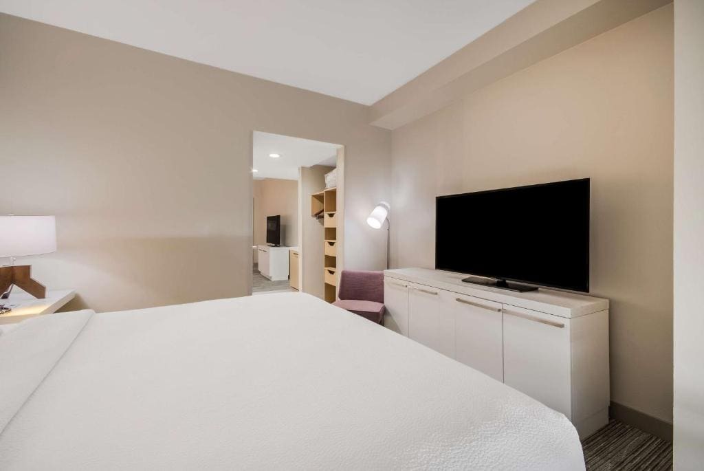 King Room with Sofa Bed - Non-Smoking room - Image 3