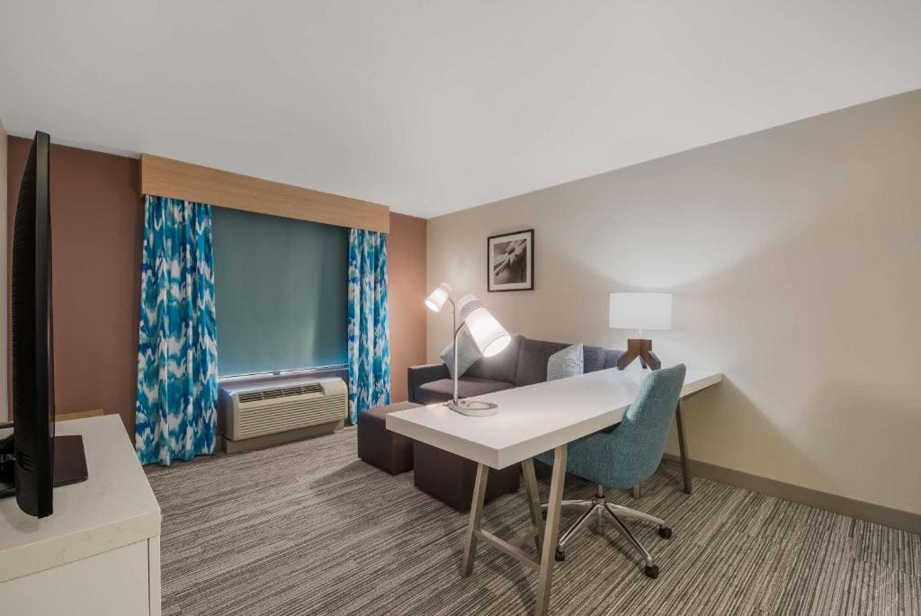 King Suite - Mobility and Hearing Access room - Image 2