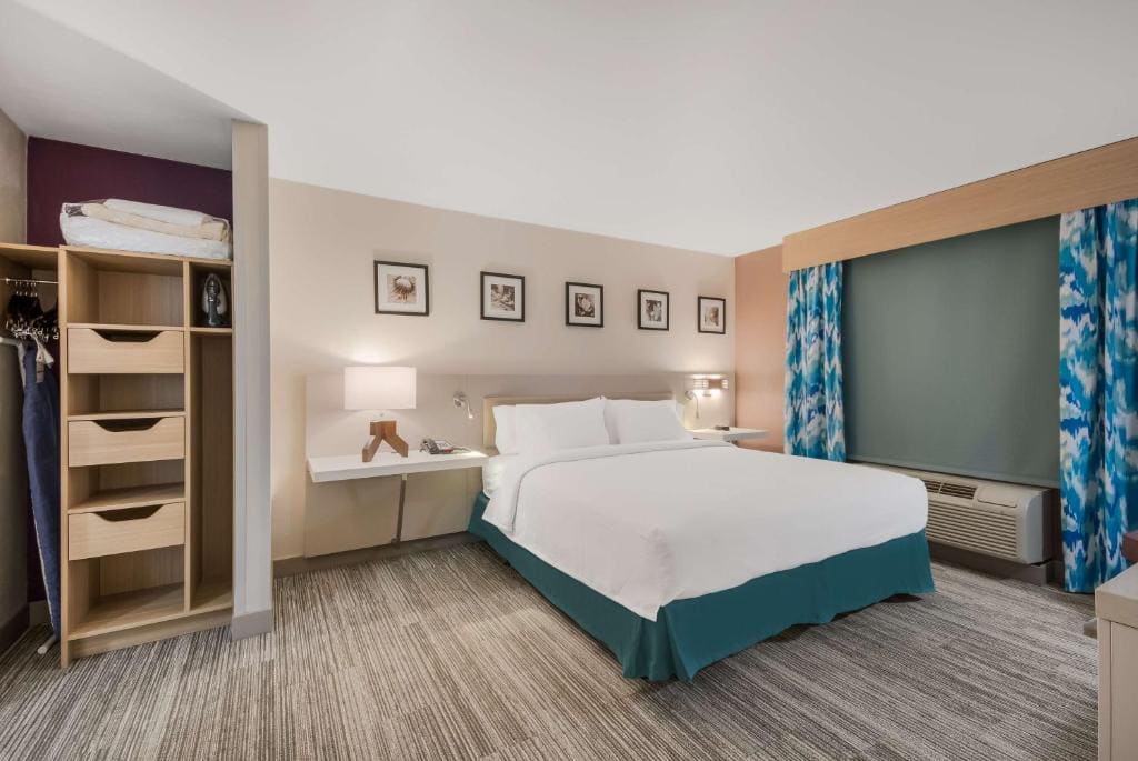 King Suite - Mobility and Hearing Access room - Image 1