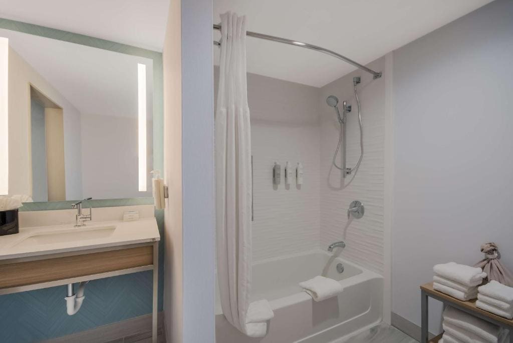 Queen Room with Two Queen Beds - Mobility and Hearing Access room - Image 1