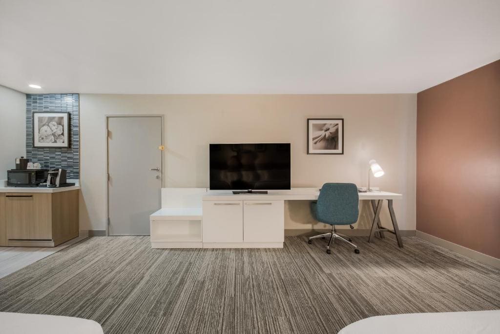 Queen Room with Two Queen Beds - Top Floor room - Image 1