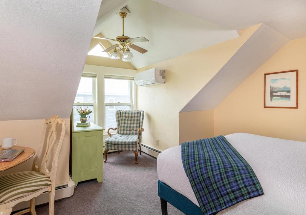 Double Room with Shared Bathroom room - Image 2