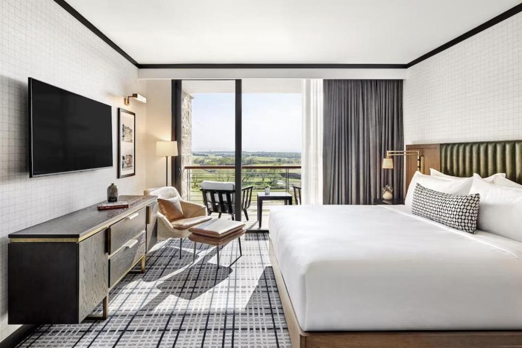 One Bedroom King Suite + Deluxe Room 2 Queen Beds room - Image 2