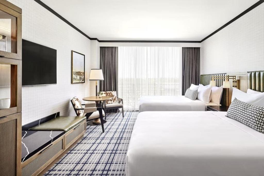 One Bedroom King Suite + Deluxe Room 2 Queen Beds room - Image 1