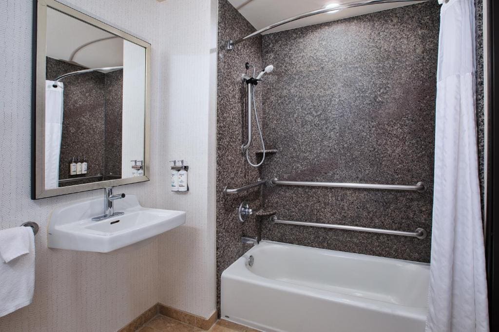 Standard King Room with Mobility Accessible Tub room - Image 2