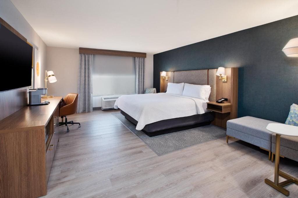 Standard King Room with Mobility Accessible Tub room - Image 1