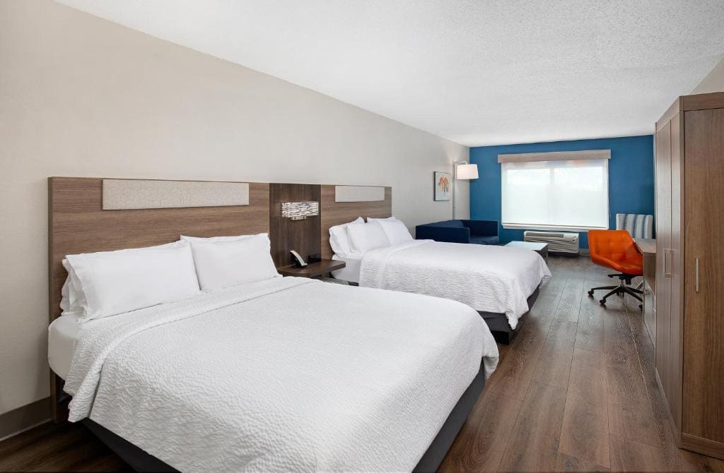 Queen Suite with Two Queen Beds room - Image 2