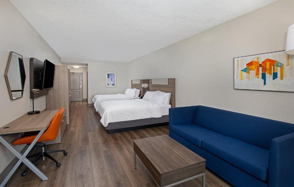 Queen Suite with Two Queen Beds room - Image 3