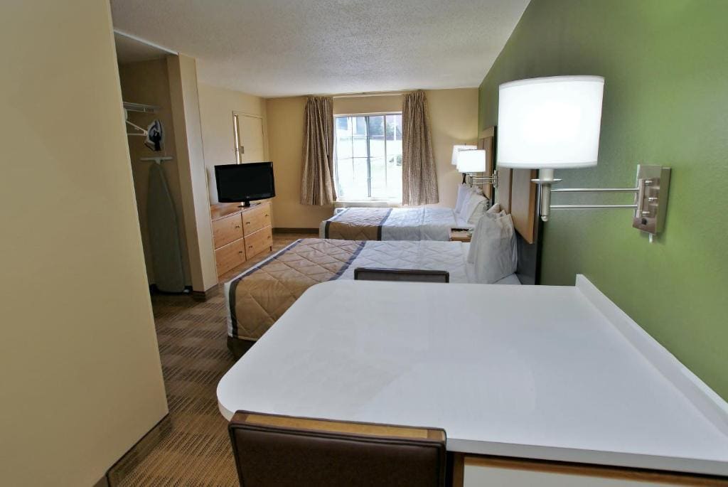 Studio with 2 Queen Beds - Non-Smoking room - Image 3
