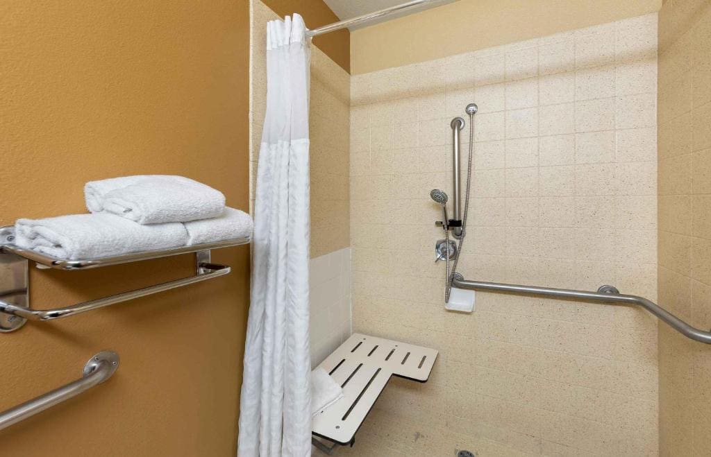 Queen studio with 1 Queen Bed - Disability Access/Non-Smoking room - Image 1