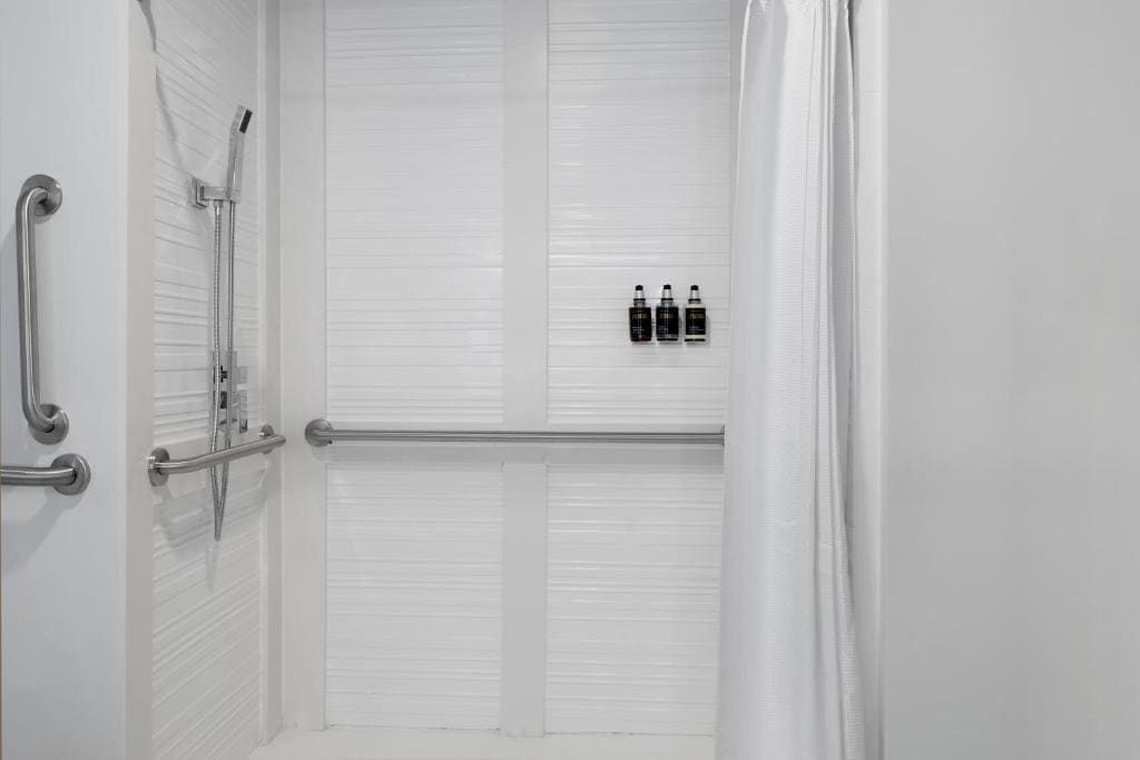 Deluxe Junior Suite - Mobility Access/Roll-In Shower room - Image 2