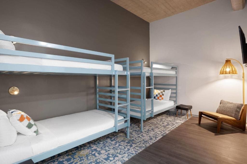 Two-Bedroom Queen Suite with Two Twin Bunk Beds - Mobility Access/Roll-In Shower room - Image 2