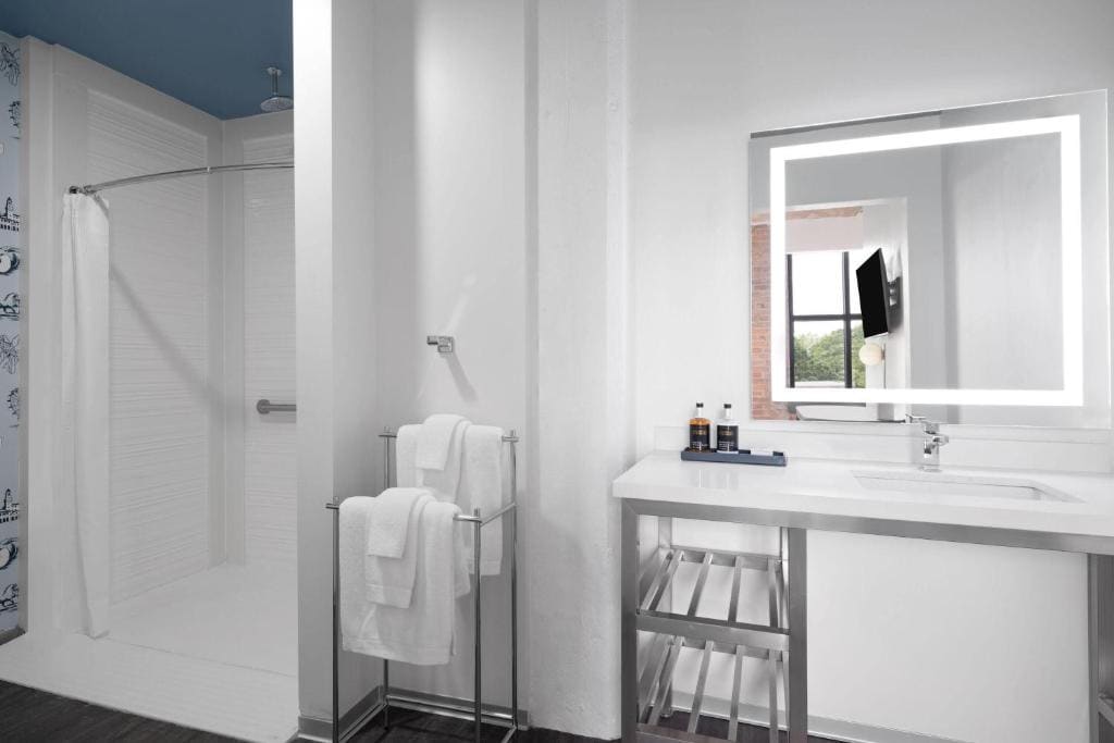 Two-Bedroom Queen Suite with Two Twin Bunk Beds - Mobility Access/Roll-In Shower room - Image 3