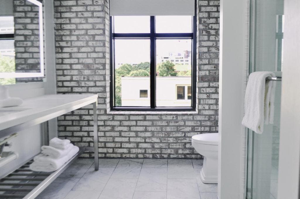 King Corner Room - Mobility Access/Roll-In Shower room - Image 3