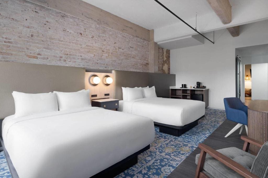 Two-Bedroom Queen Suite with Two Twin Bunk Beds - Mobility Access/Roll-In Shower room - Image 1