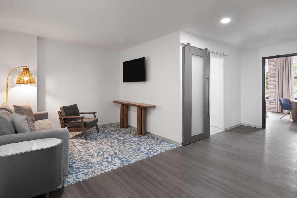 Deluxe Junior Suite - Mobility Access/Roll-In Shower room - Image 1