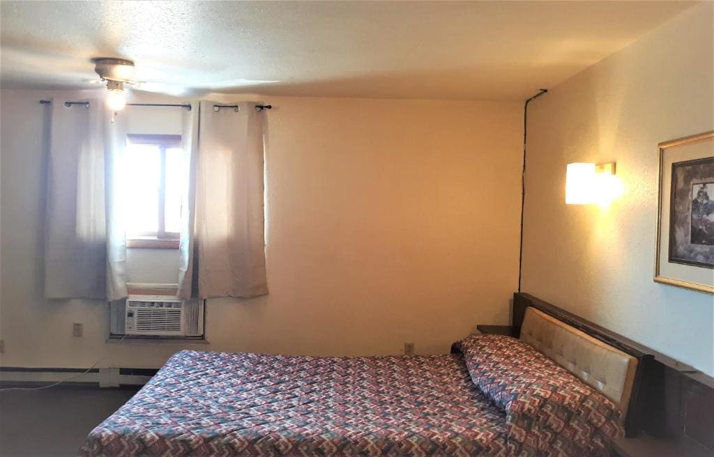 1 King Bed & 1 Full Bed room - Image 1