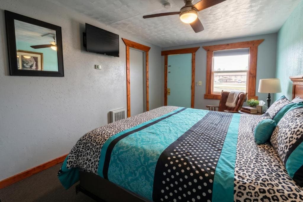 King Bed Non-Smoking room - Image 3