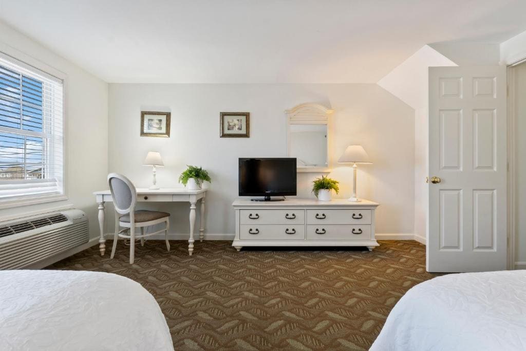 One-Bedroom Suite room - Image 2
