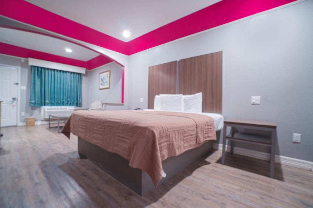 King Bed Smoking room - Image 2