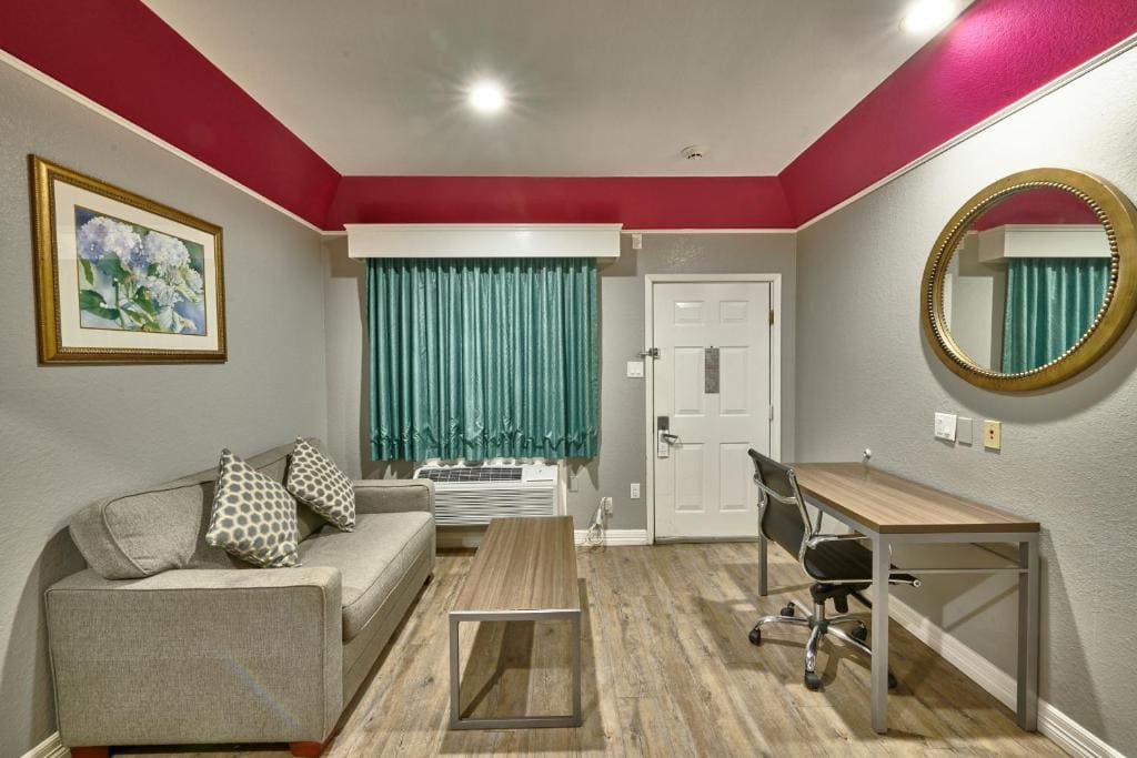 King Bed Smoking room - Image 3