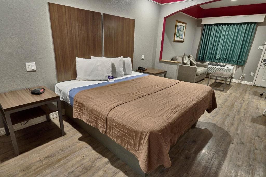 King Bed Smoking room - Image 1