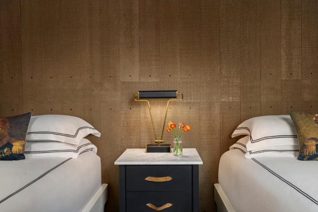 Essential Room room - Image 1