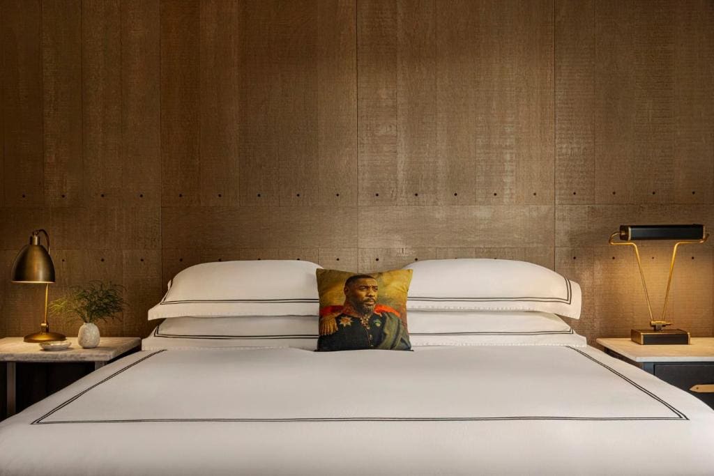 Premium King Room with City View - Mobility Accessible Tub room - Image 1