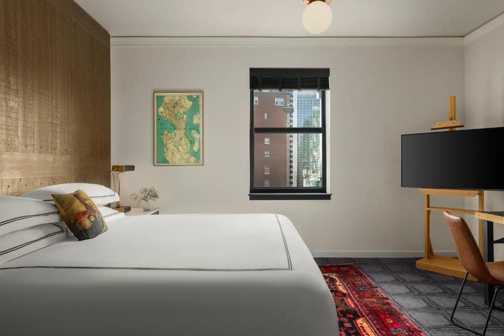 Essential King Room - Mobility Accessible Tub and Roll-In Shower room - Image 1