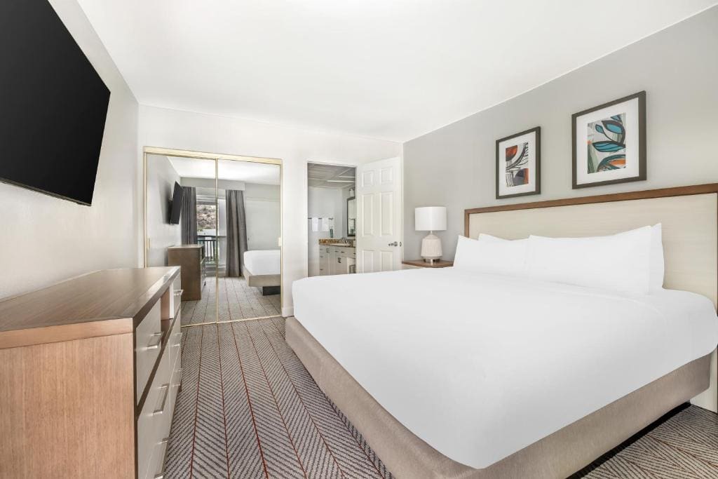 One Bedroom King Suite with Balcony room - Image 1