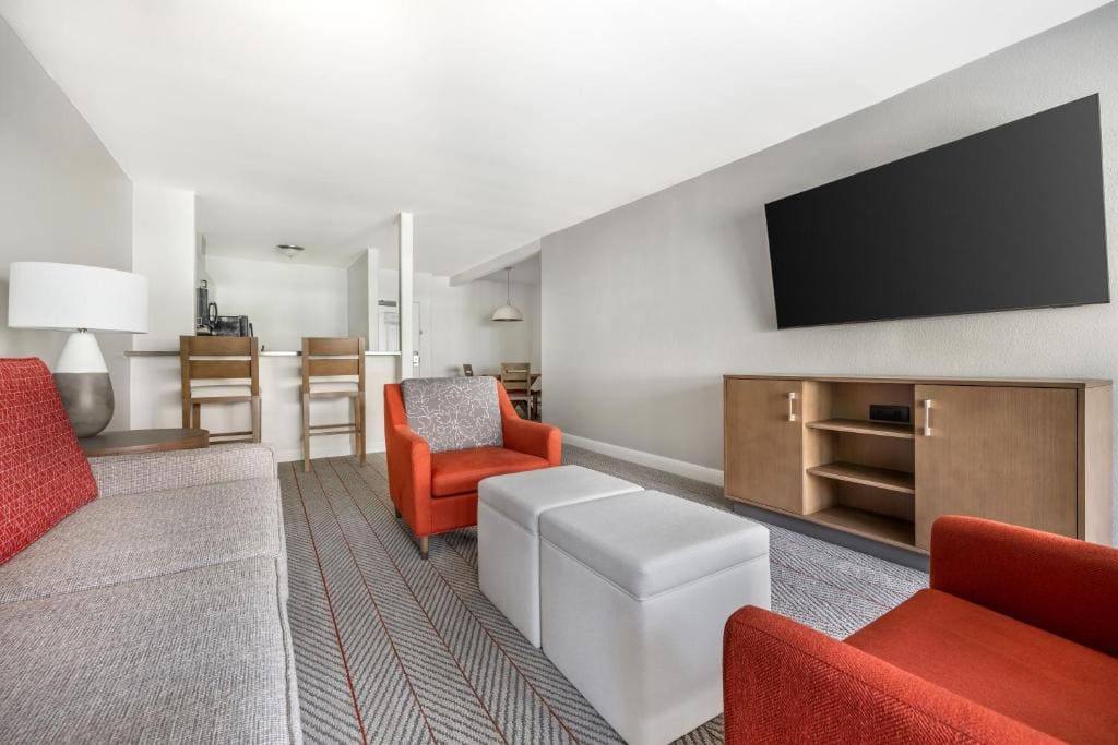 1 BEDROOM 1 KING SUITE HEARING ACCESSIBLE room - Image 3