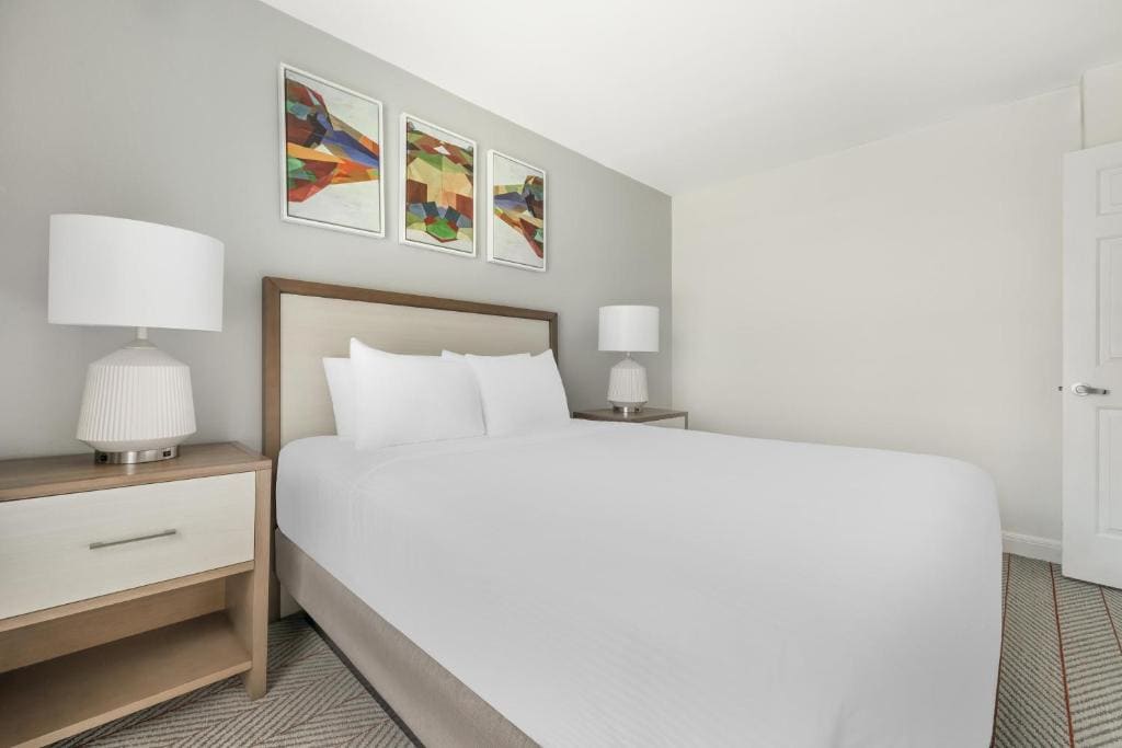 2 BEDROOM 1 KING 1 QUEEN SUITE HEARING ACCESS room - Image 2