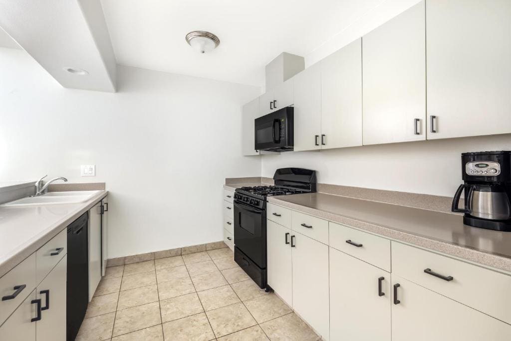 2 BEDROOM 1 KING 1 QUEEN SUITE HEARING ACCESS room - Image 1