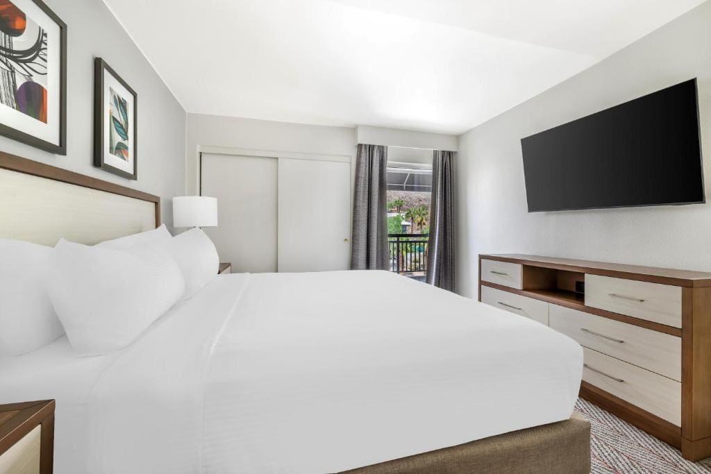 One Bedroom King Suite with Balcony room - Image 3