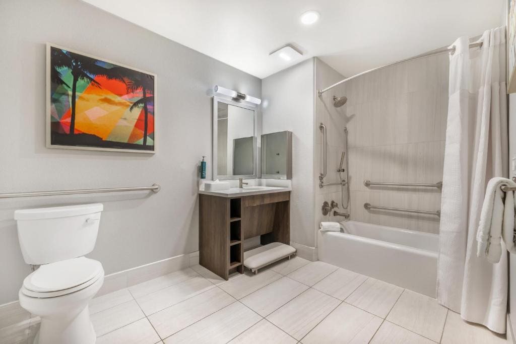 One-Bedroom King Suite with Bath Tub - Mobility Access room - Image 1
