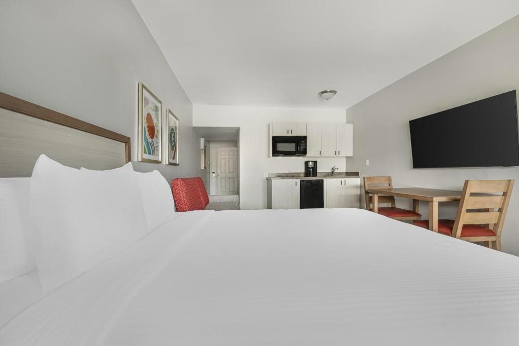 Queen Room - Hearing Accessible room - Image 3