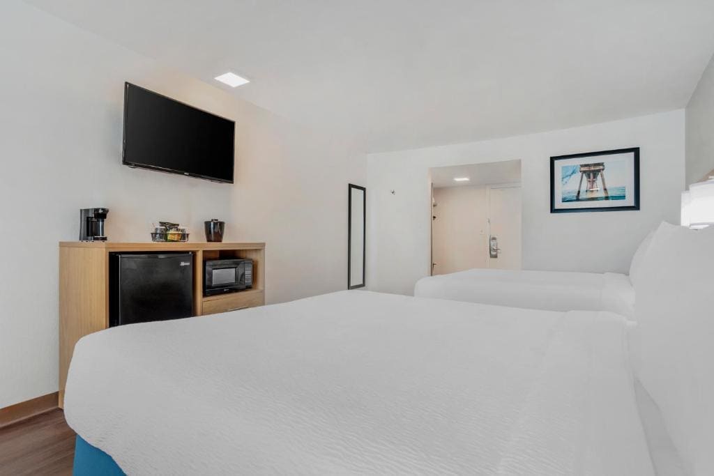 Queen Room with Two Queen Beds - Non-Smoking room - Image 1