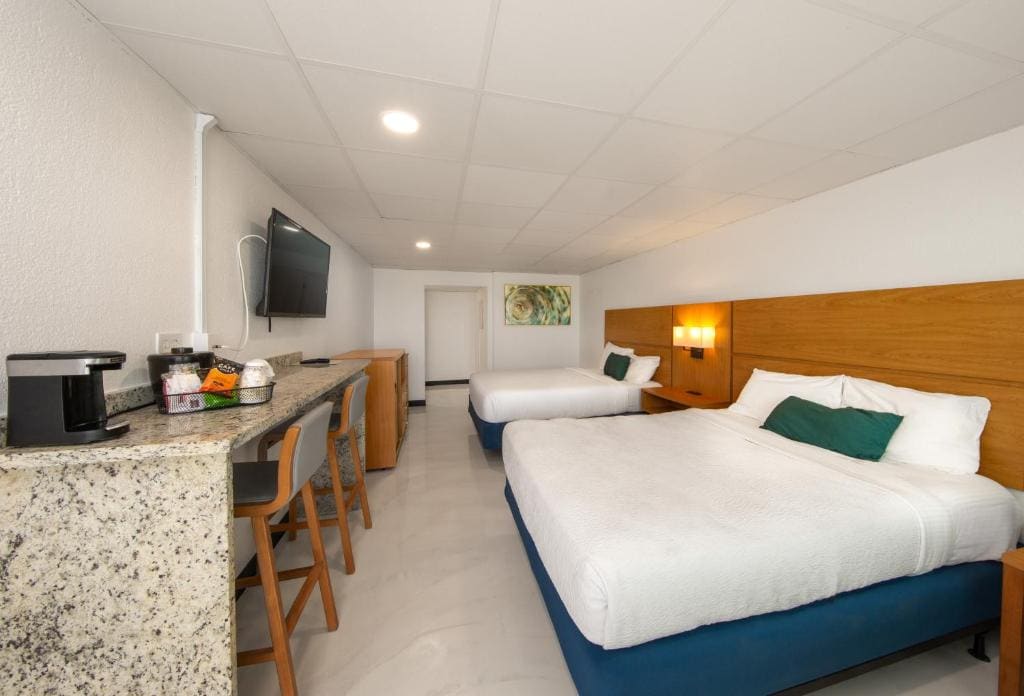 Beachfront Walkout Room - Queen/Queen room - Image 2