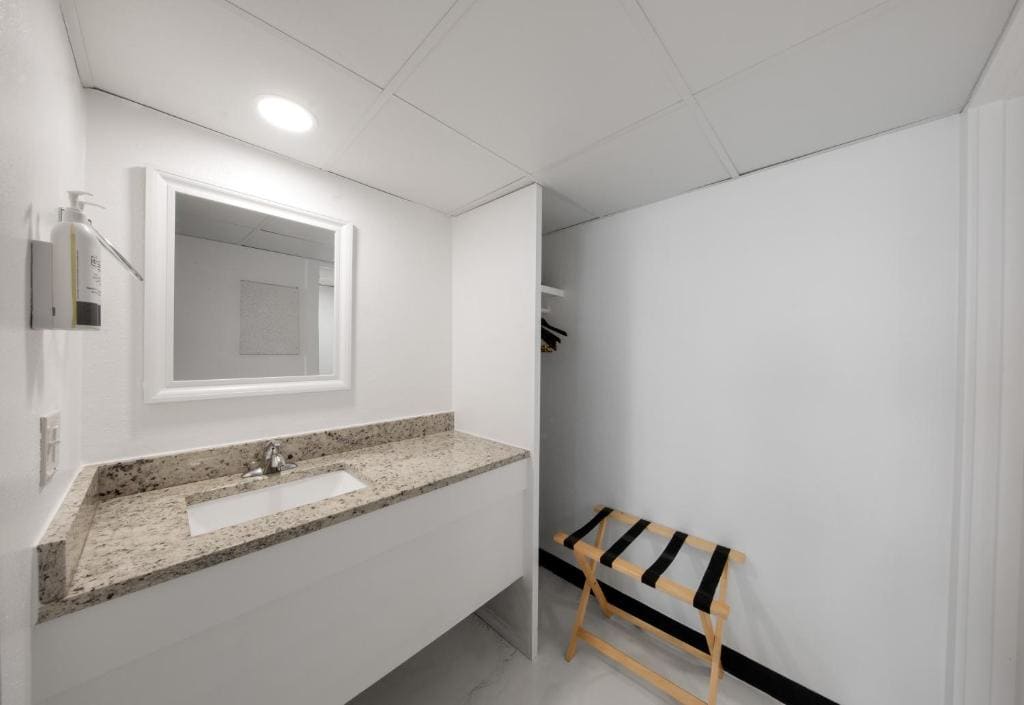 Beachfront Walkout Room - Queen/Queen room - Image 3