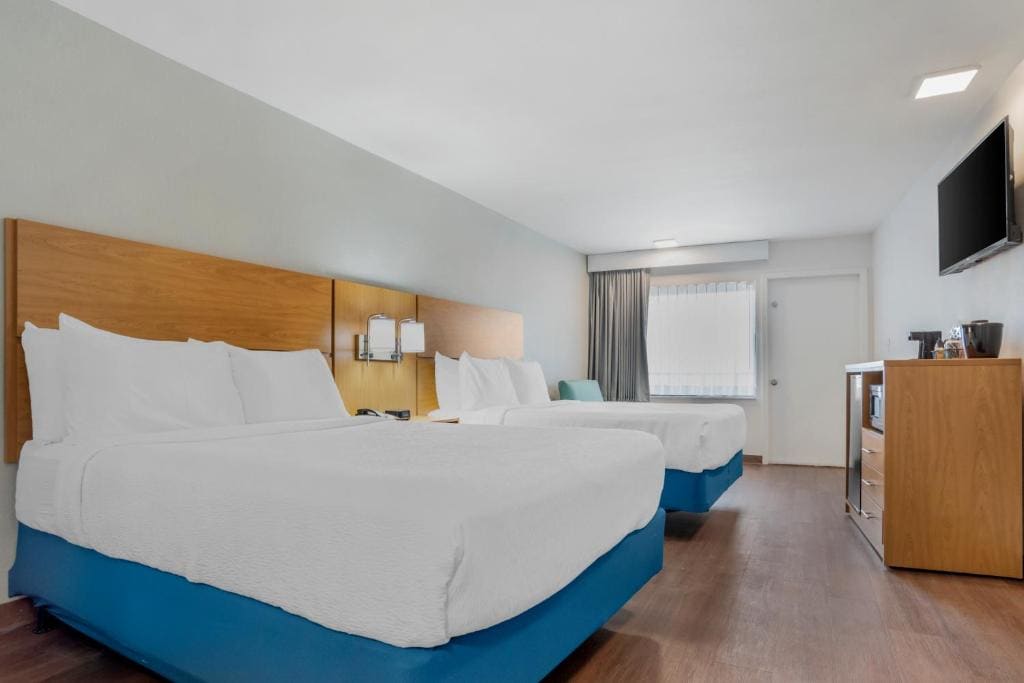 Queen Room with Roll-In Shower - Disability Access/Non-Smoking room - Image 1