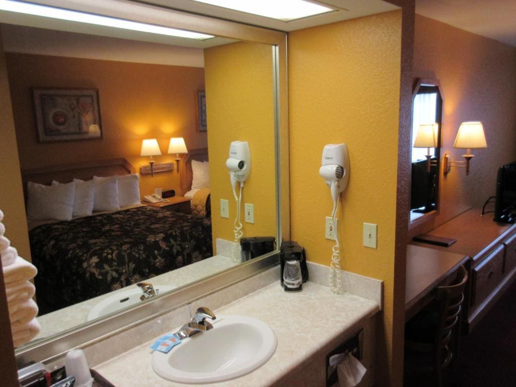 Queen Room with Two Queen Beds - Non-Smoking room - Image 2