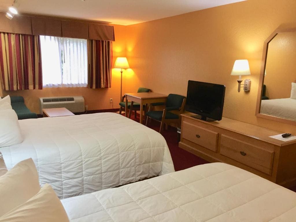 Queen Room with Two Queen Beds - Non-Smoking room - Image 1