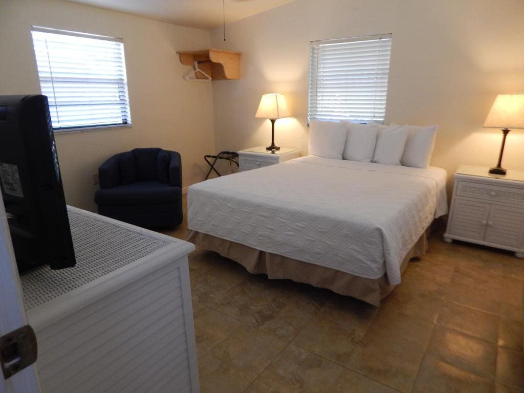 One-Bedroom Suite with Queen Bed - Water View room - Image 3