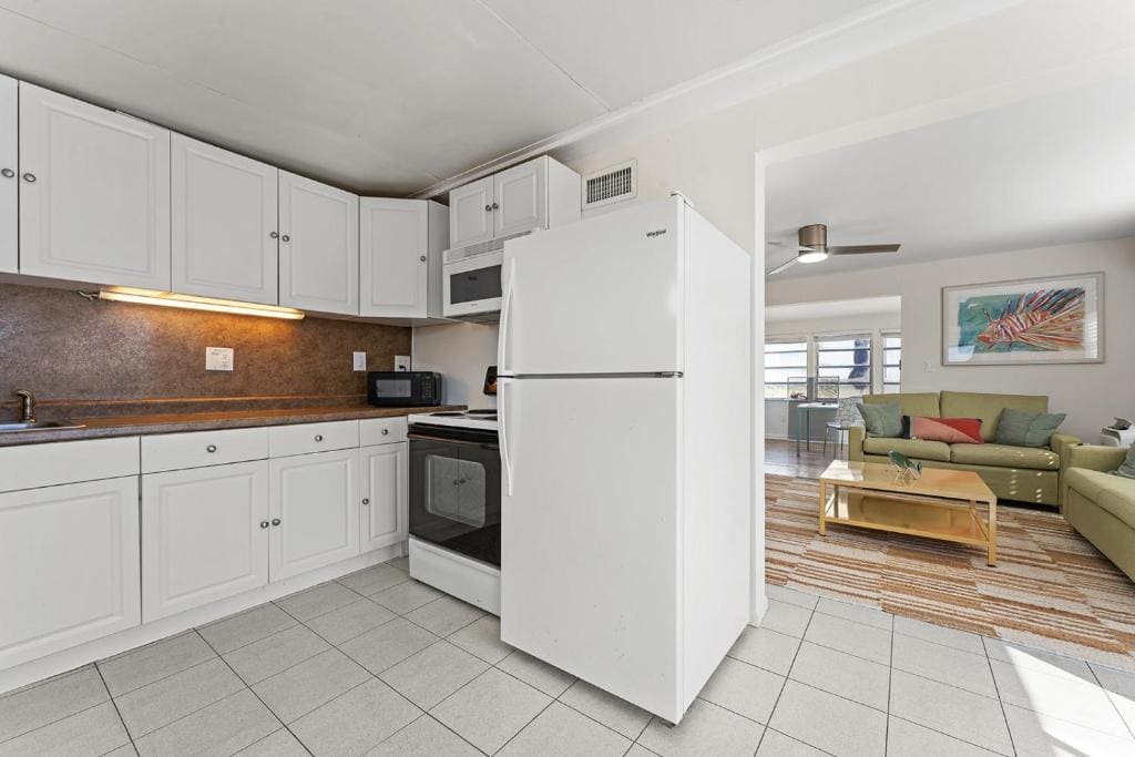 One-Bedroom Suite with Queen Bed - Water View room - Image 1