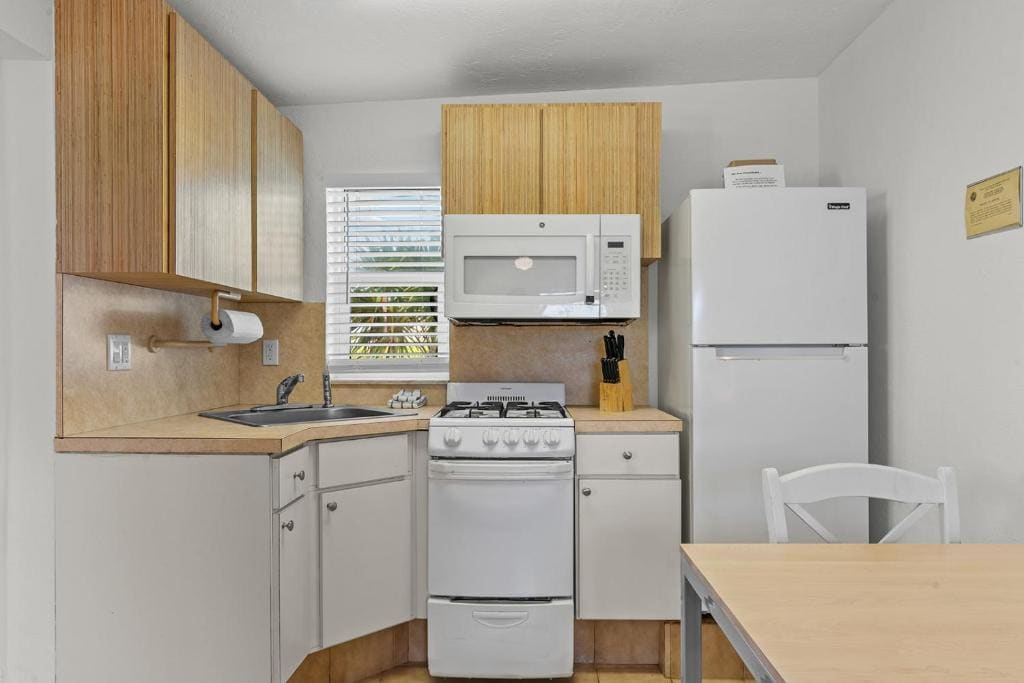 One-Bedroom Suite with Queen Bed - Water View room - Image 2