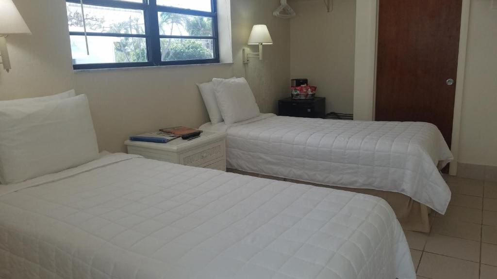 Small Twin Room room - Image 1